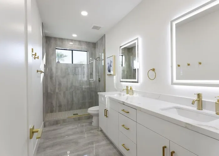 Luxe - Nouveau - Sparkling Pool - Walk To Old Town Holiday home *