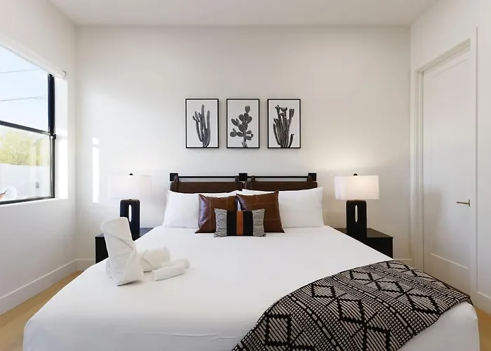 Luxe - Nouveau - Sparkling Pool - Walk To Old Town Holiday home *